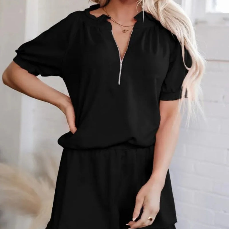 Conjunto de mujer con camiseta de cremallera y short con volantes