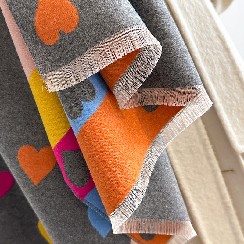 Bufanda amplia con corazones y franjas multicolor para mujer