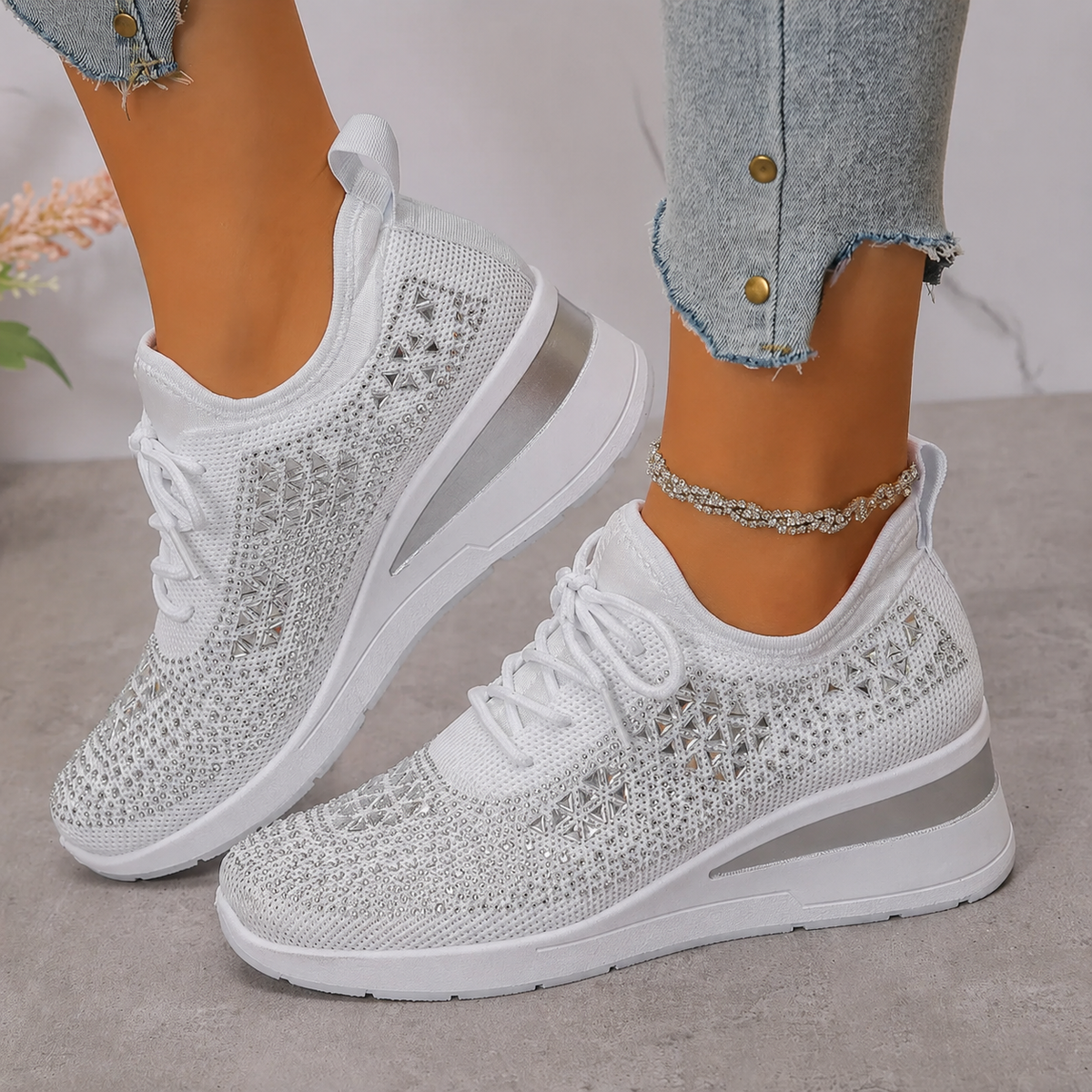 Zapatillas mujer con cuña y detalles brillantes