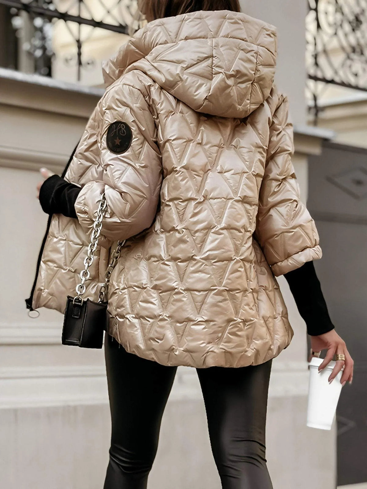 Chaqueta acolchada de mujer con capucha y patrón de rombos moderno