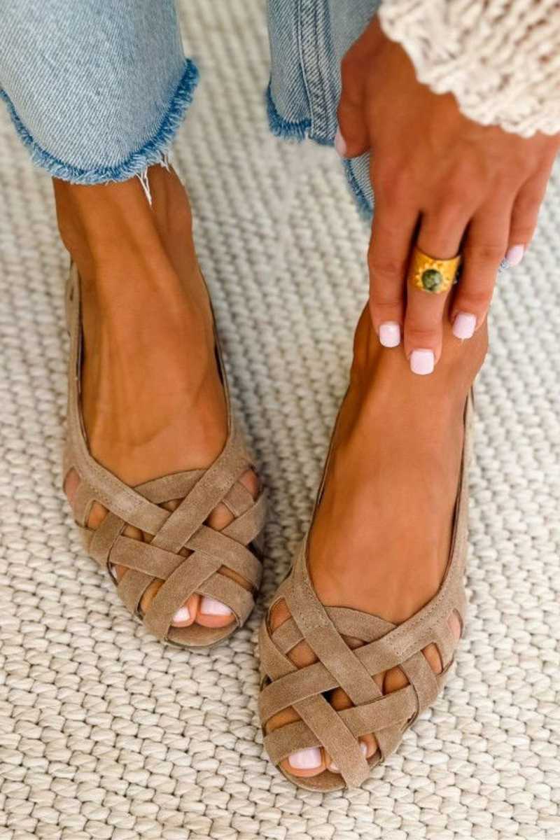 Sandalias planas de mujer trenzadas con punta abierta