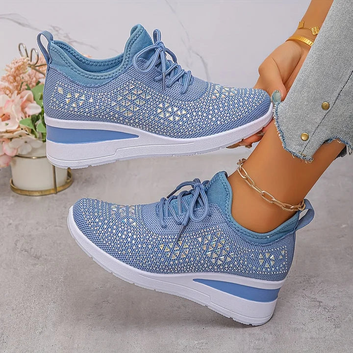 Zapatillas mujer con cuña y detalles brillantes