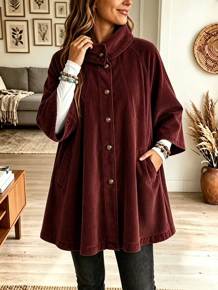 Capa oversize para mujer con cuello alto y cierre de botones
