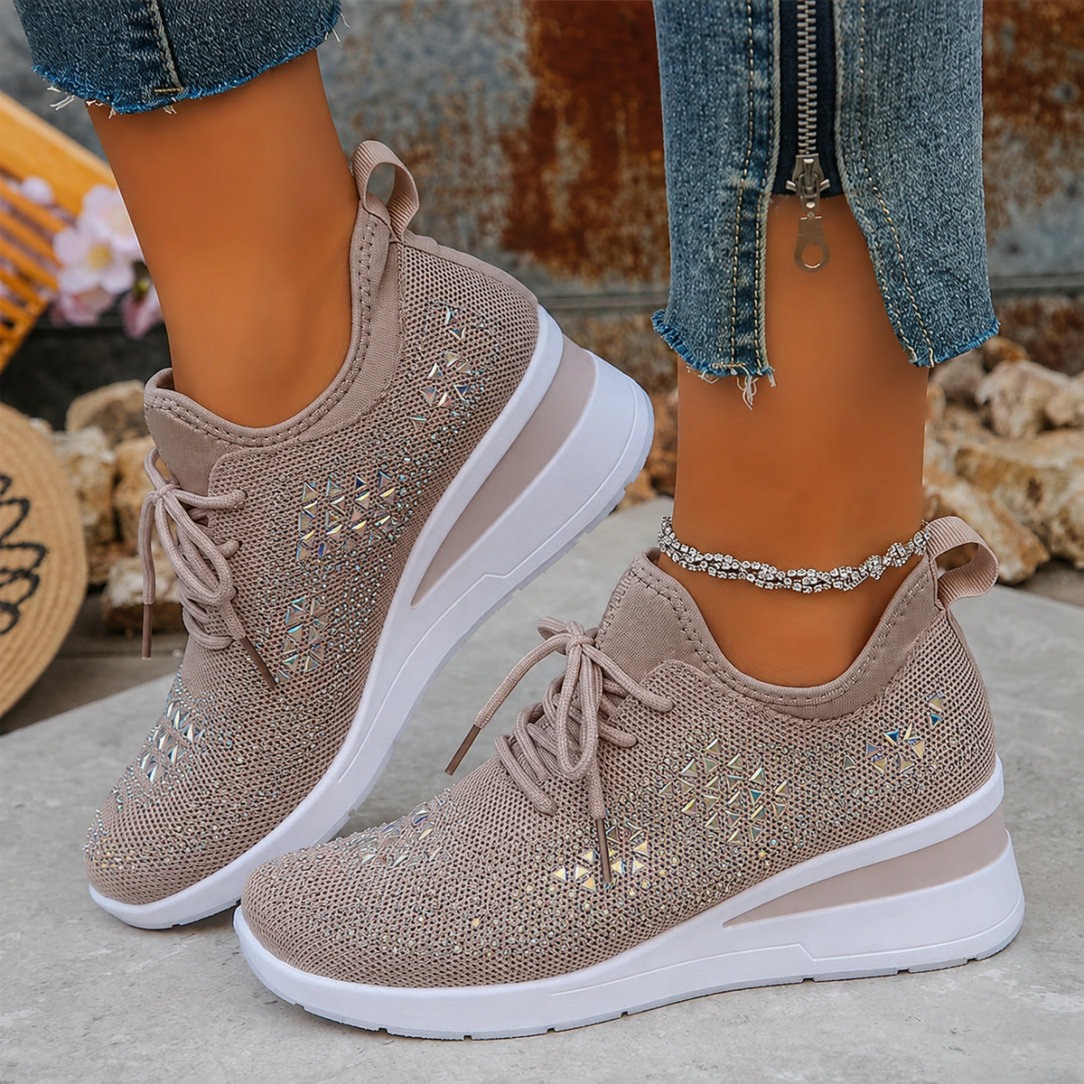 Zapatillas mujer con cuña y detalles brillantes