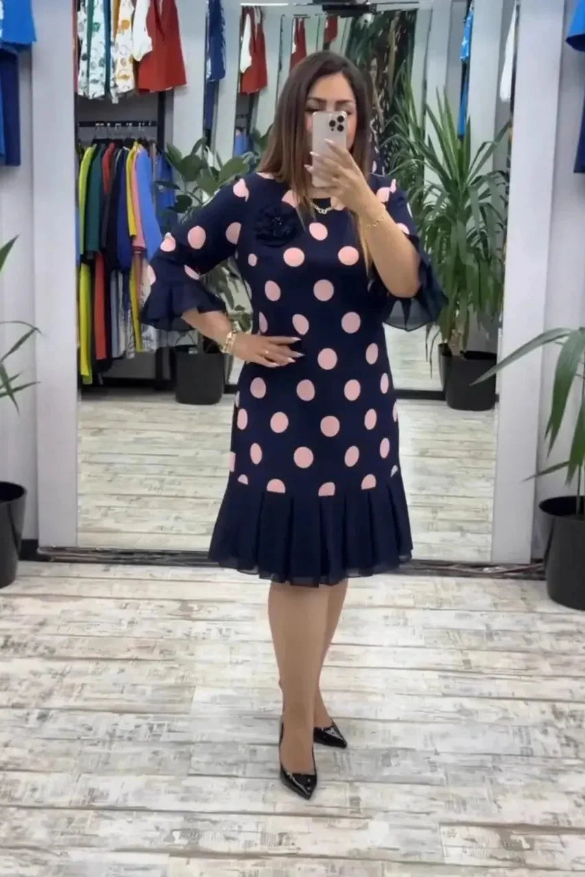 Vestido de mujer con lunares, falda plisada y mangas tres cuartos