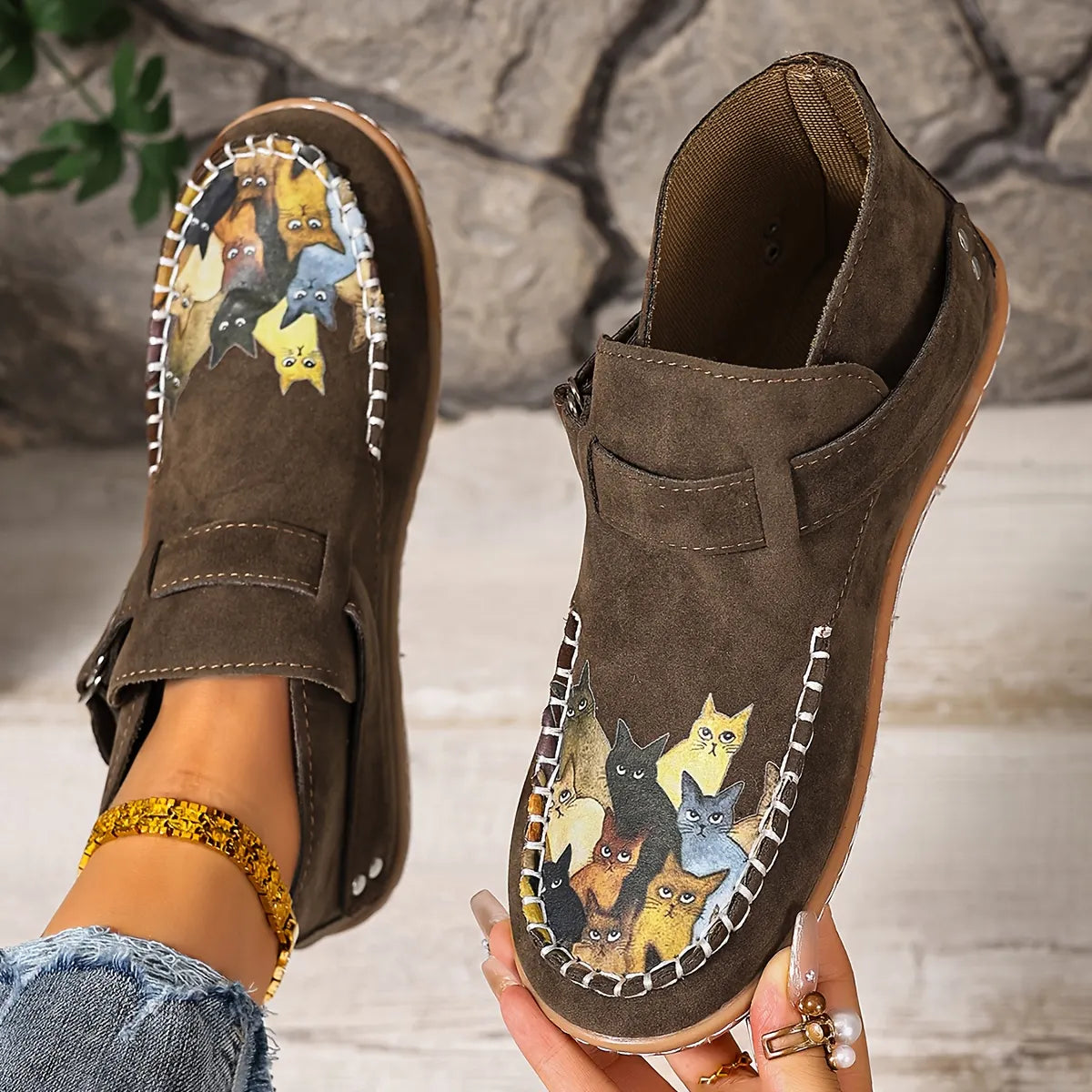Botines bajos para mujer con estampado de gatos y tira lateral