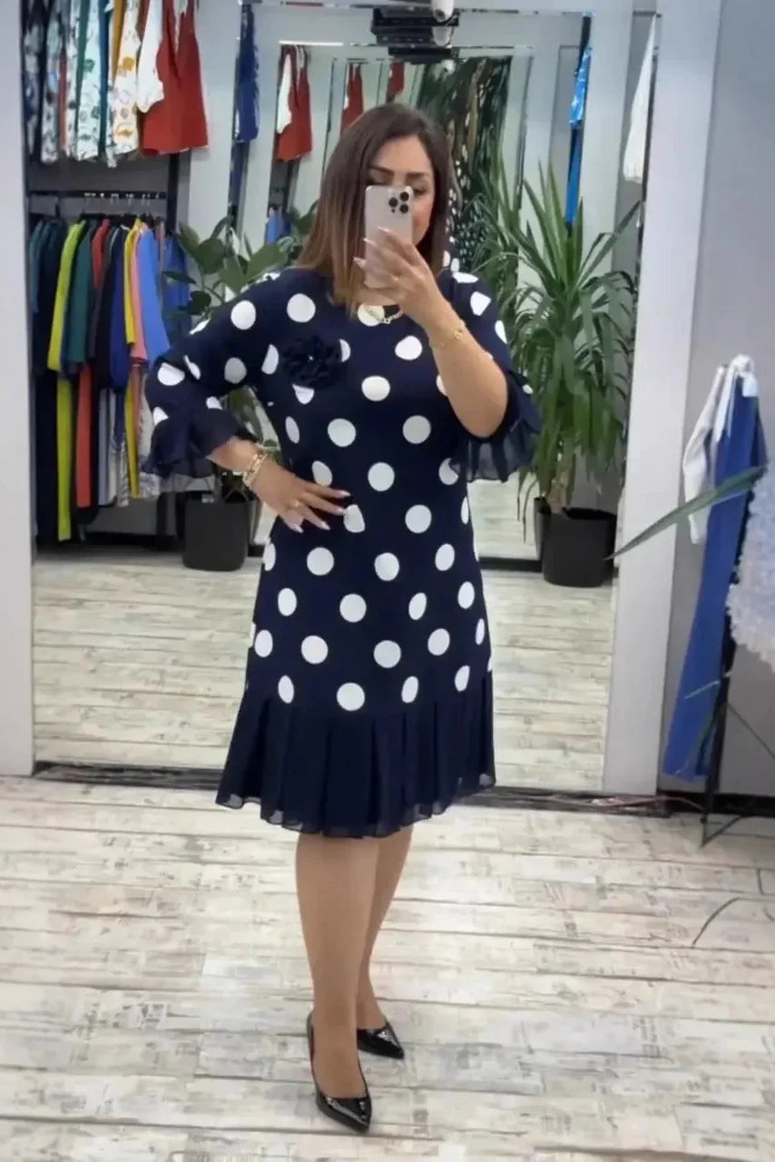 Vestido de mujer con lunares, falda plisada y mangas tres cuartos