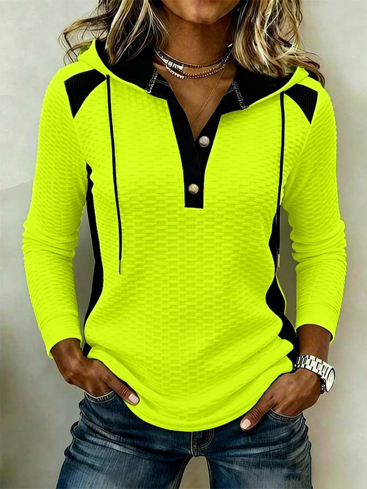 Top de mujer con capucha y detalles en contraste de estilo casual
