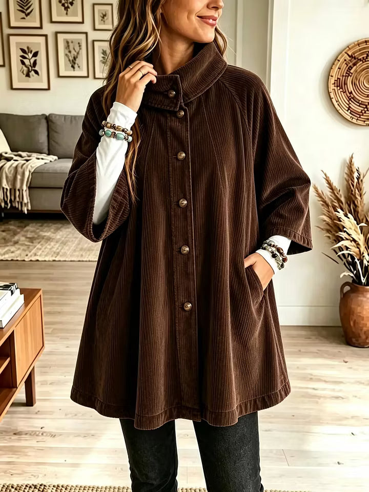 Capa oversize para mujer con cuello alto y cierre de botones
