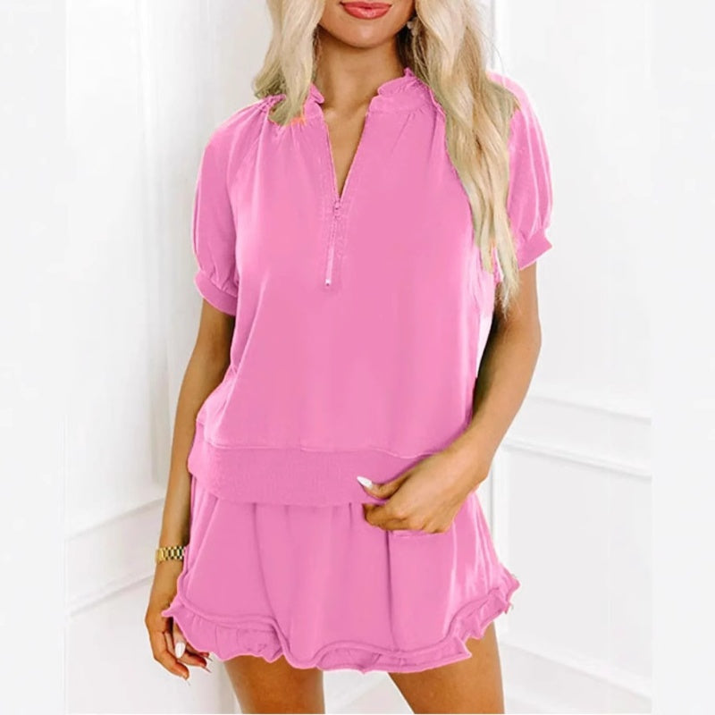 Conjunto de mujer con camiseta de cremallera y short con volantes