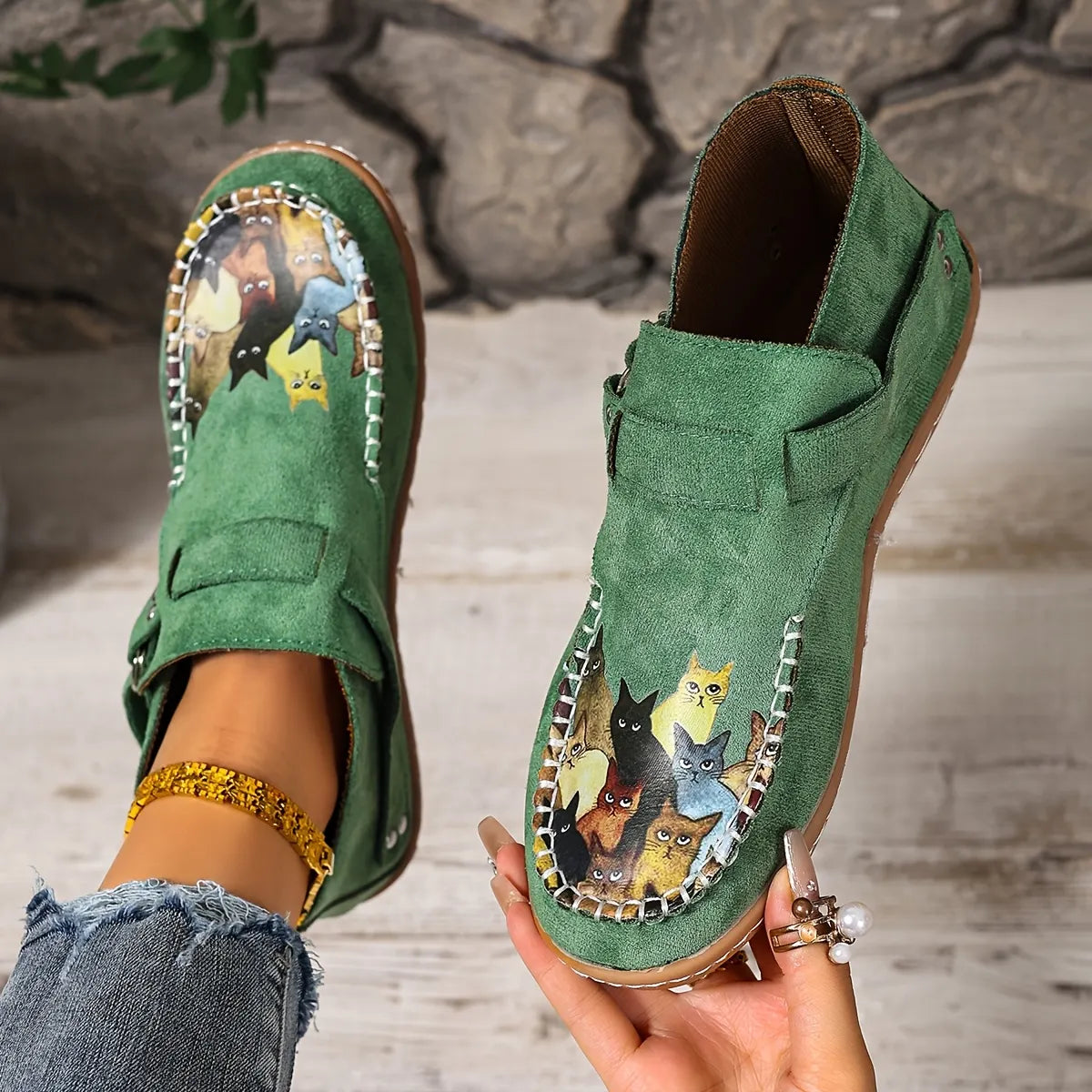 Botines bajos para mujer con estampado de gatos y tira lateral