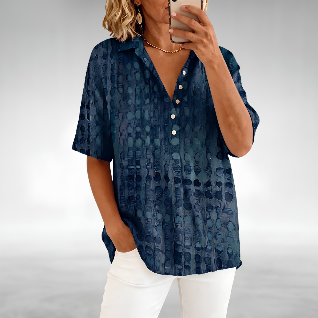 Top de mujer con diseño calado y cuello abotonado