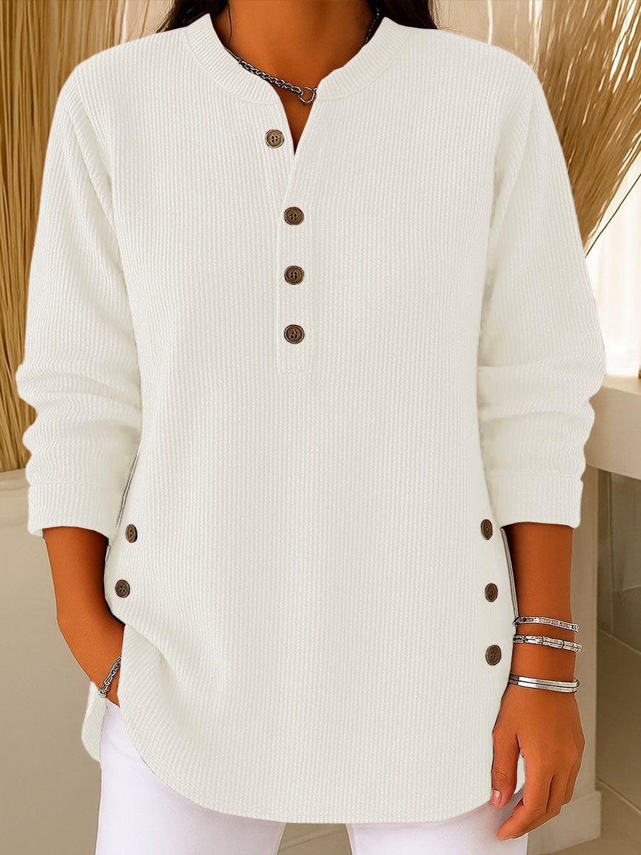 Blusa de mujer con textura acanalada, botones y mangas largas