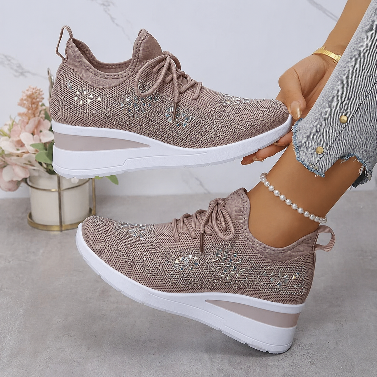 Zapatillas mujer con cuña y detalles brillantes
