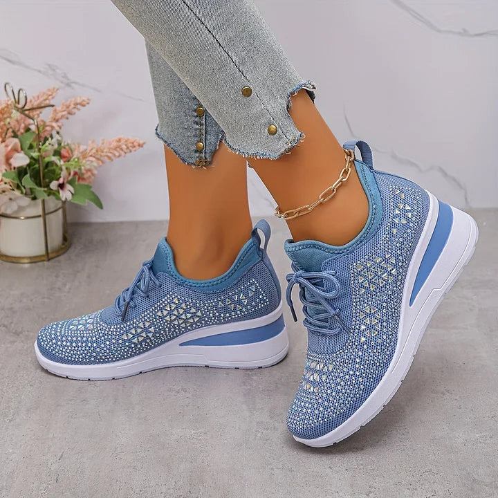 Zapatillas mujer con cuña y detalles brillantes