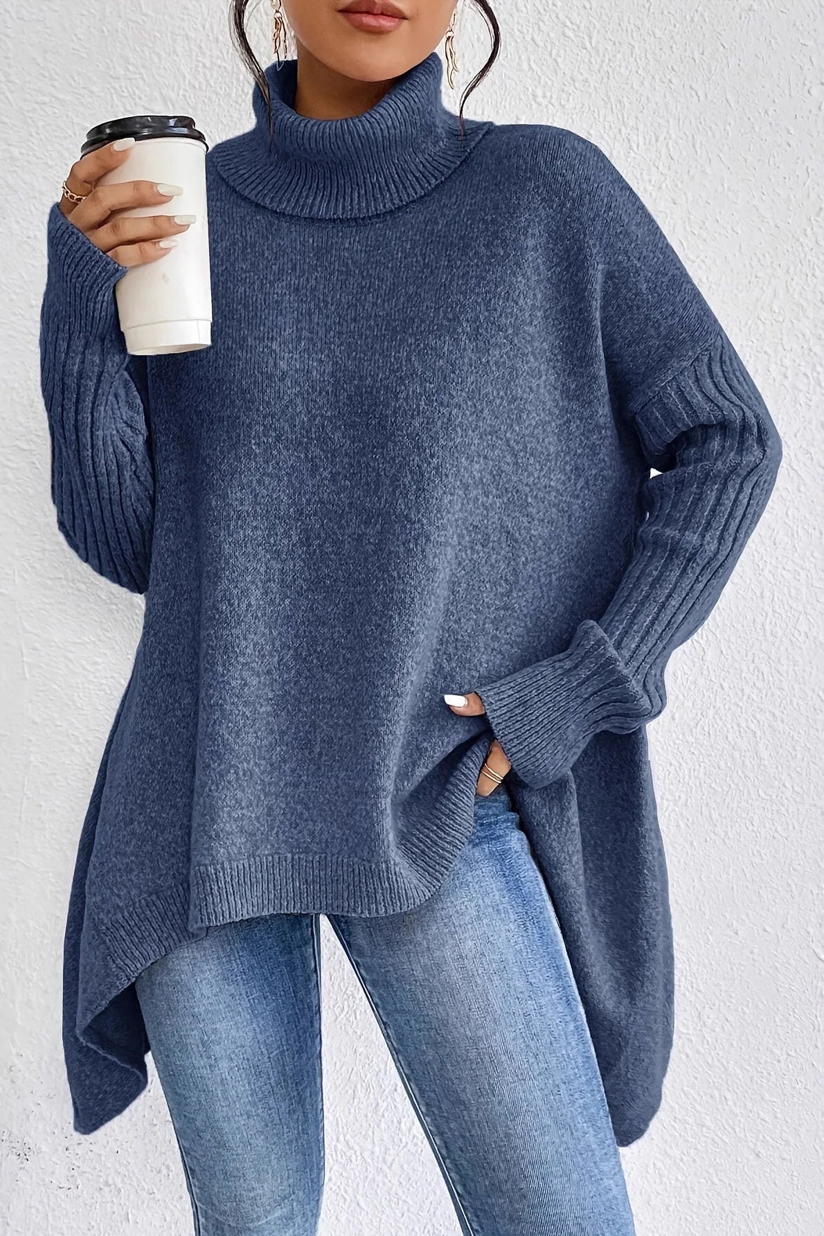 Suéter oversize de mujer con cuello alto y dobladillo asimétrico