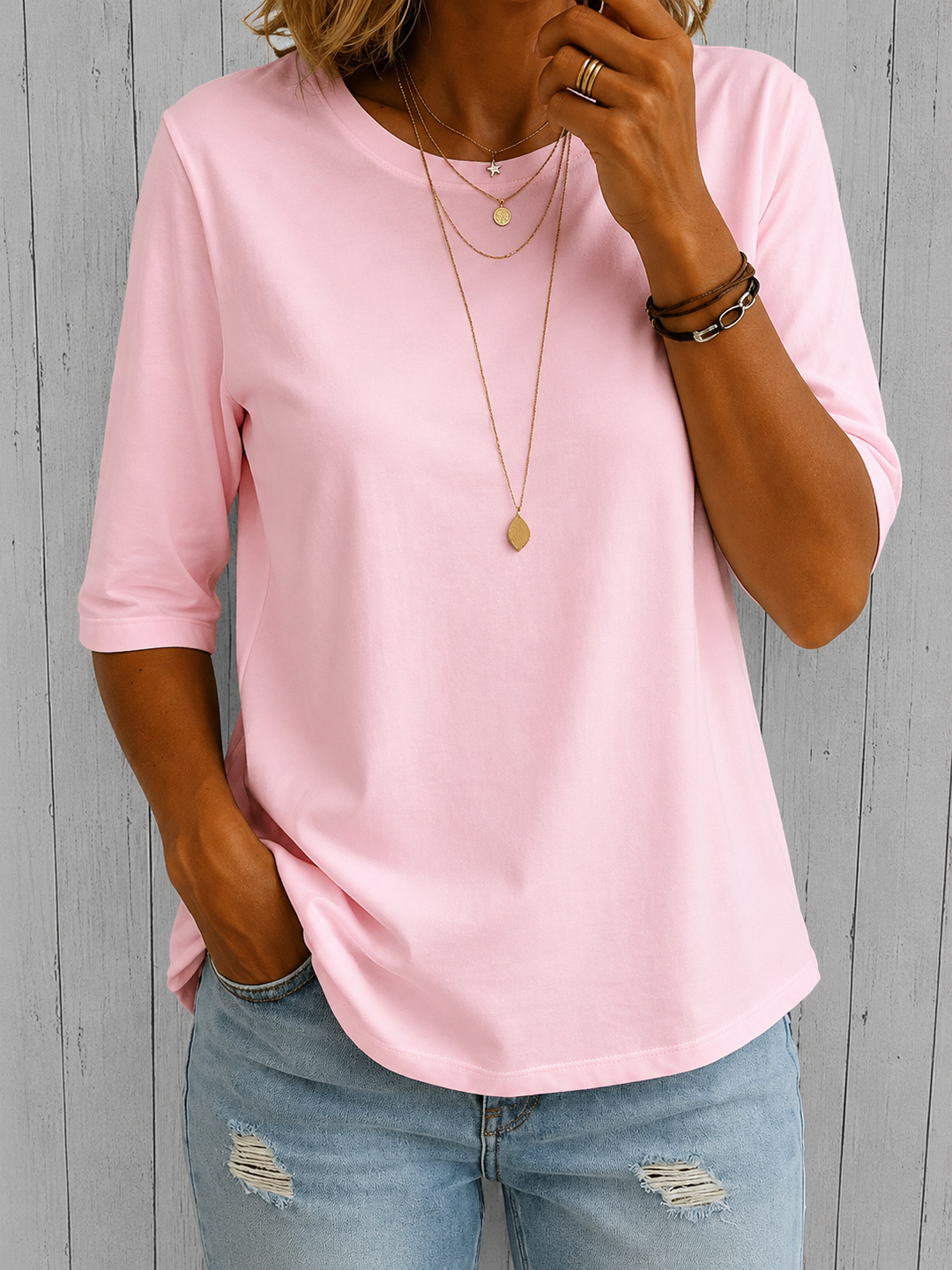 Camiseta casual de mujer con cuello redondo y mangas tres cuartos