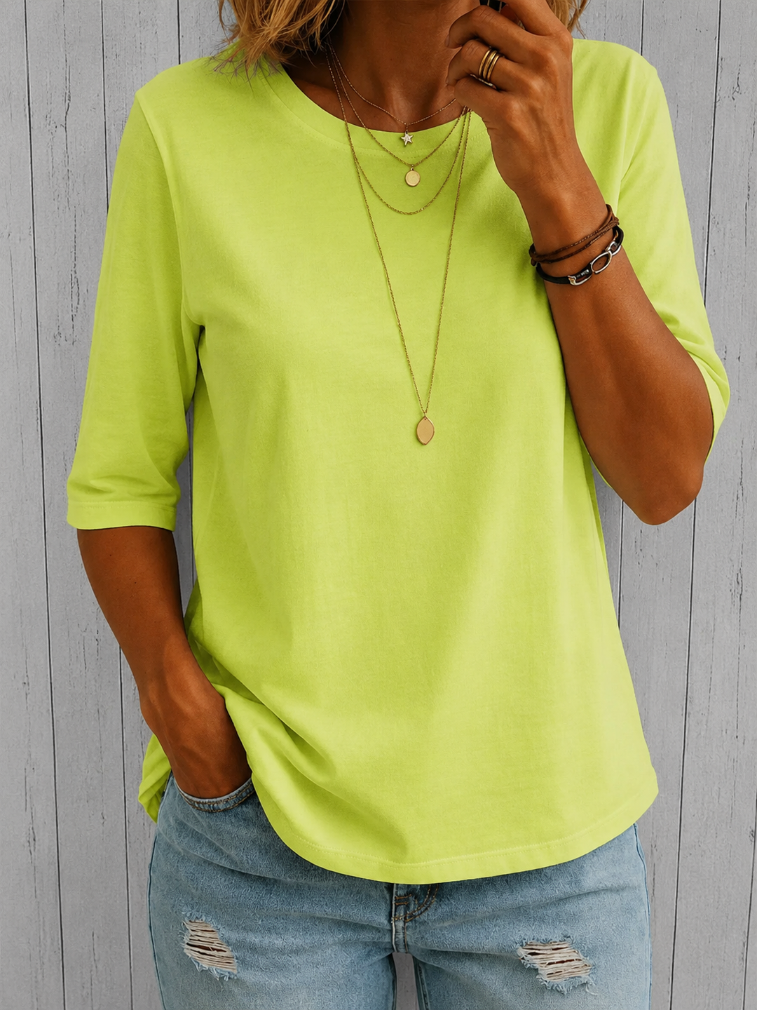 Camiseta casual de mujer con cuello redondo y mangas tres cuartos