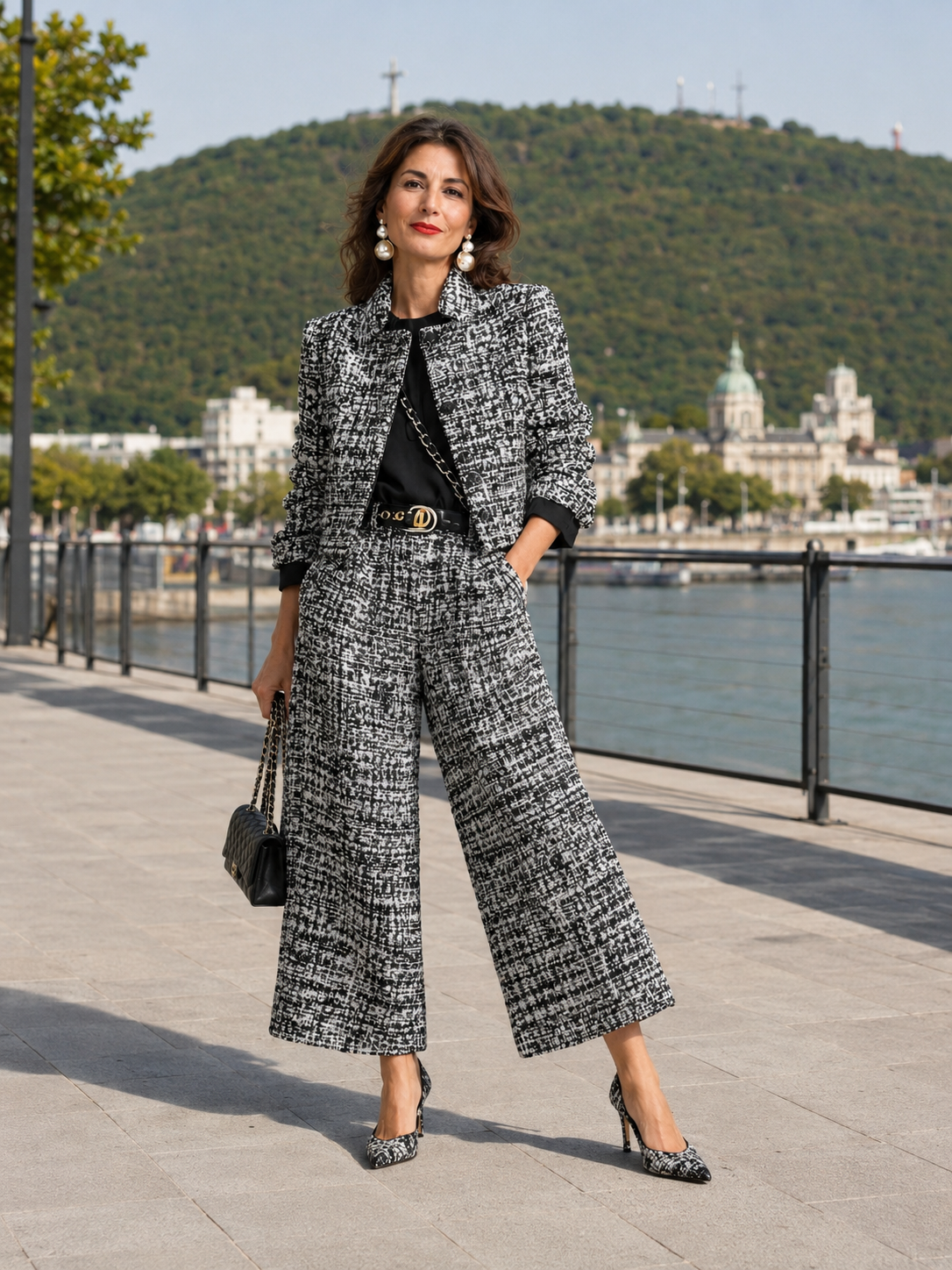 Conjunto de mujer en tweed con chaqueta corta y pantalón ancho