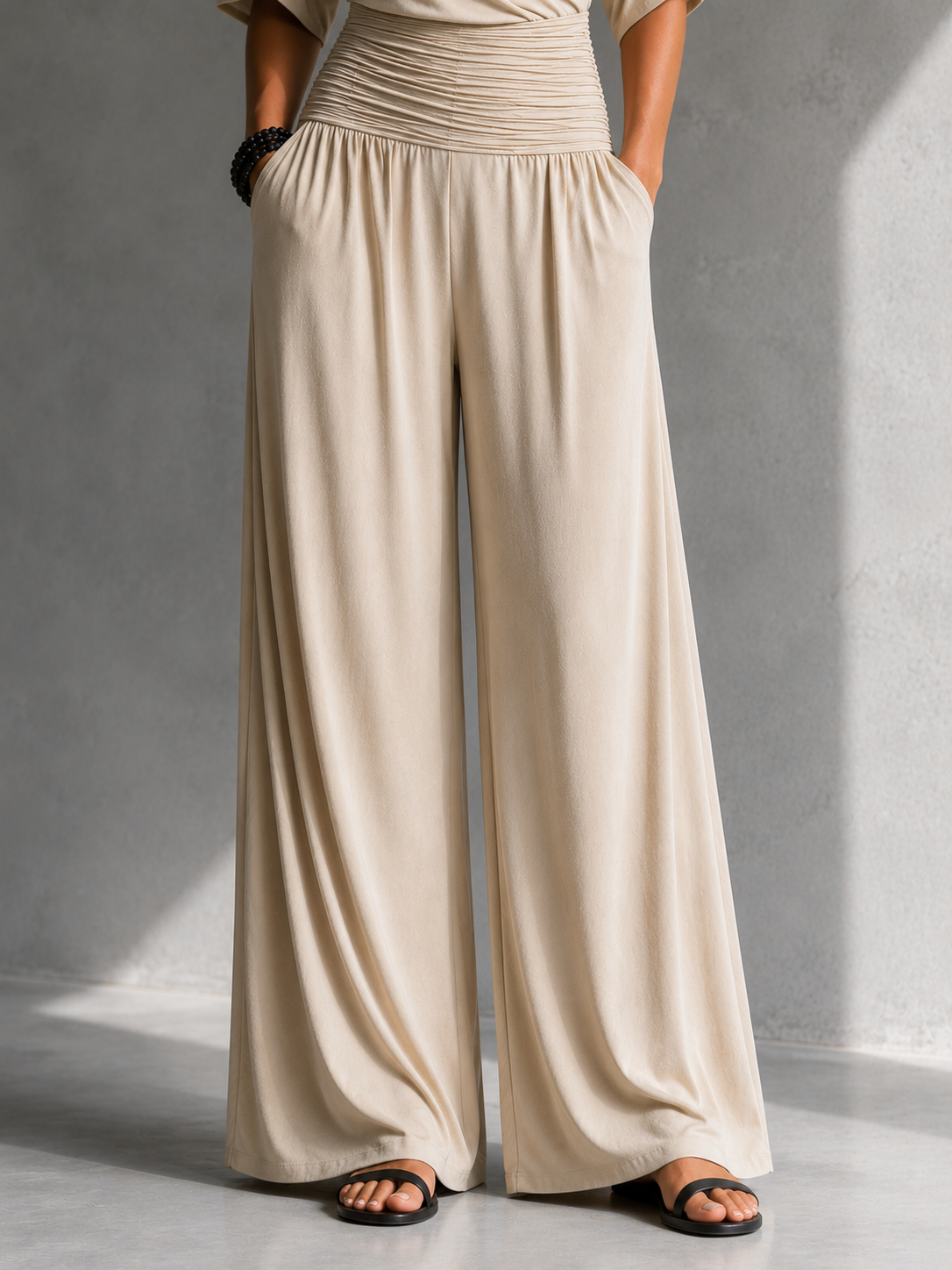 Mono elegante mujer con escote cruzado y cintura fruncida