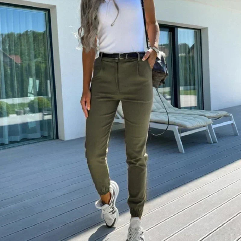 Pantalón al tobillo para mujer con bolsillos y corte entallado