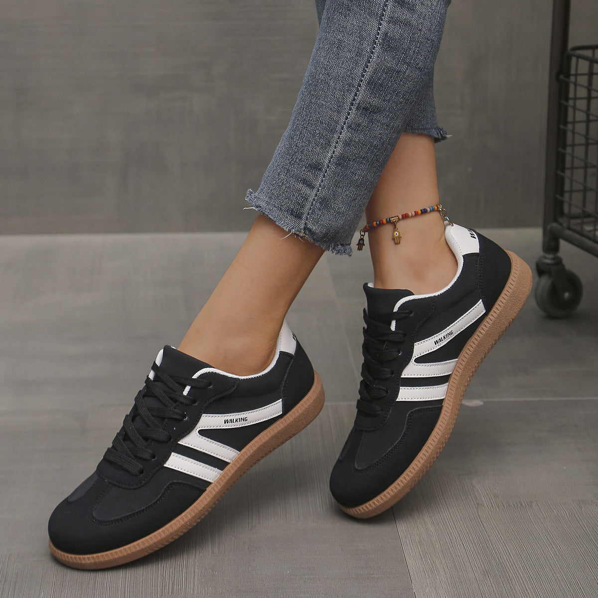 Zapatillas casuales para mujer con cordones y detalles contrastantes