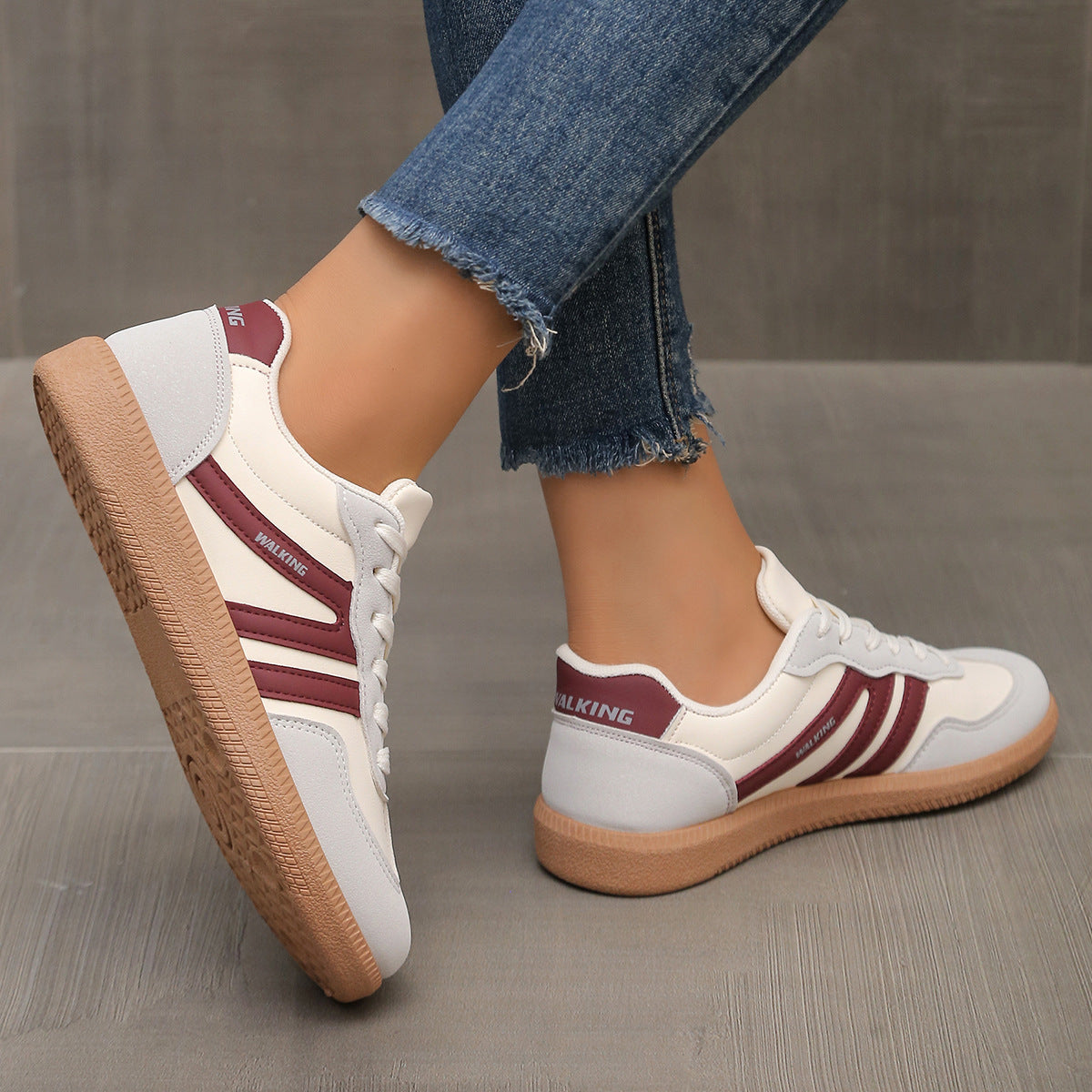 Zapatillas casuales para mujer con cordones y detalles contrastantes