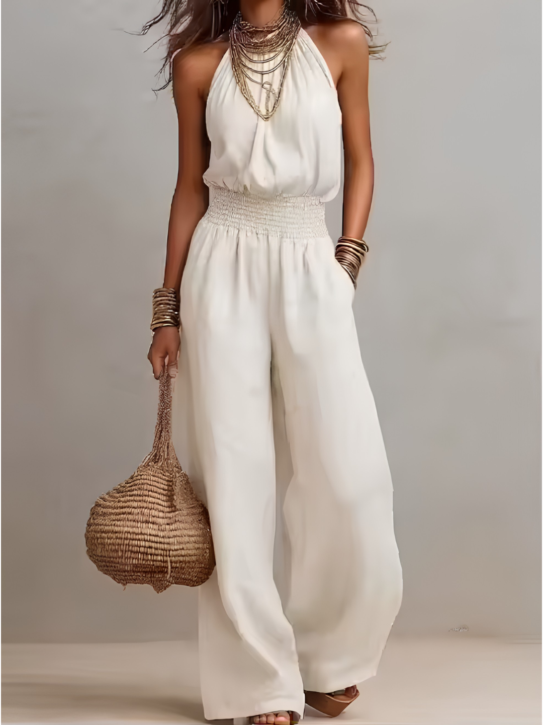 Mono mujer de espalda descubierta con escote halter y pierna ancha