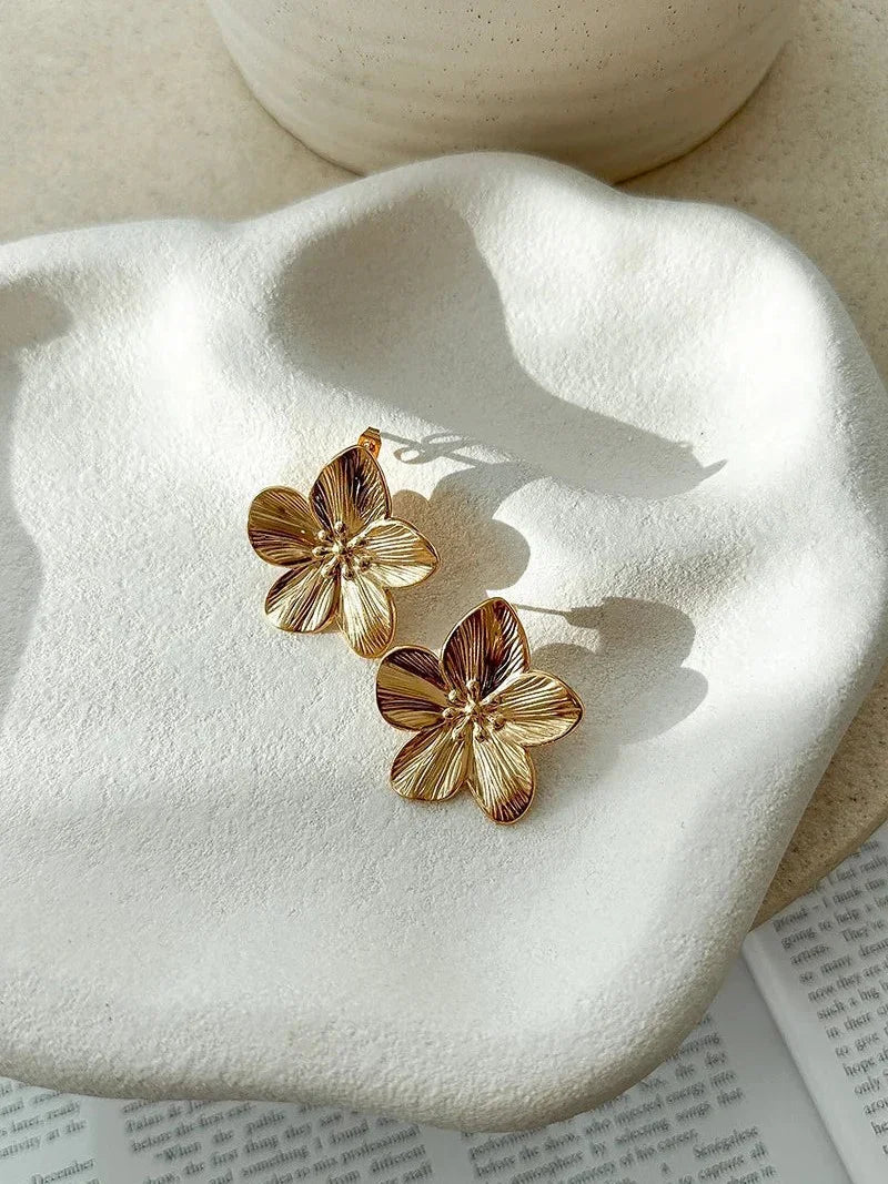 Pendientes florales dorados mujer – aretes elegantes con baño de oro