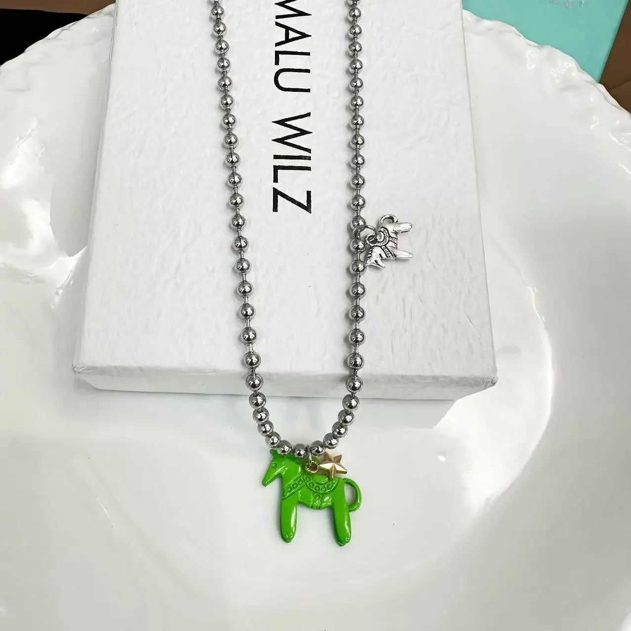 Collar mujer de cuentas plateadas con colgante de caballo esmaltado