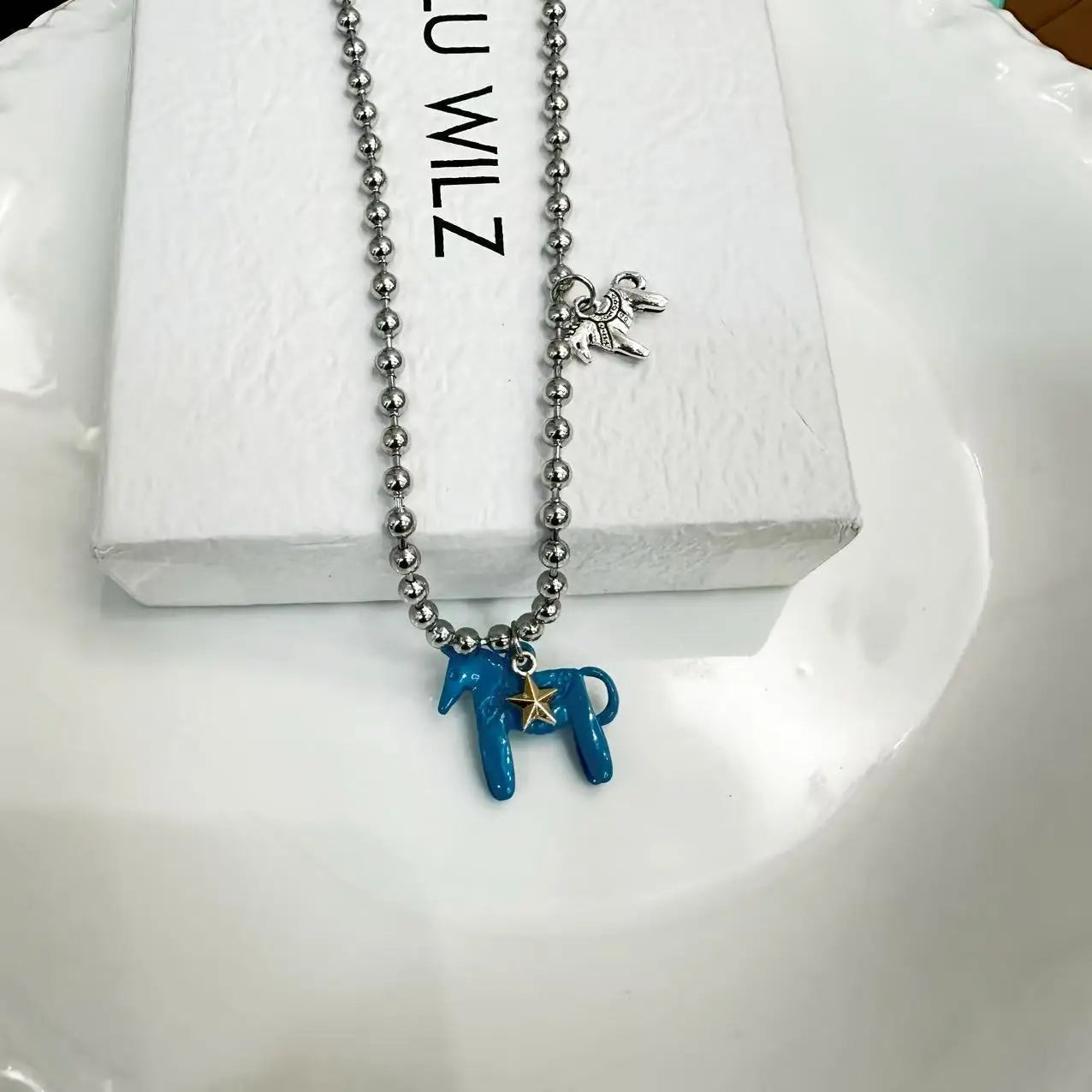 Collar mujer de cuentas plateadas con colgante de caballo esmaltado