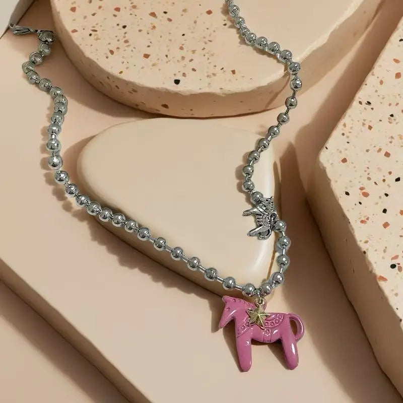 Collar mujer de cuentas plateadas con colgante de caballo esmaltado
