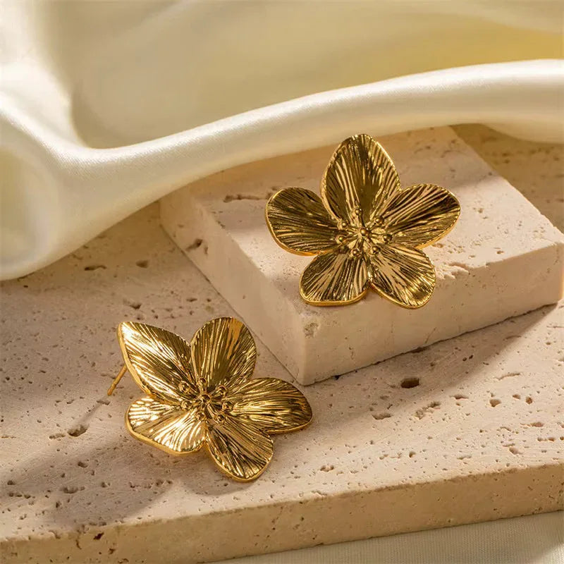 Pendientes florales dorados mujer – aretes elegantes con baño de oro