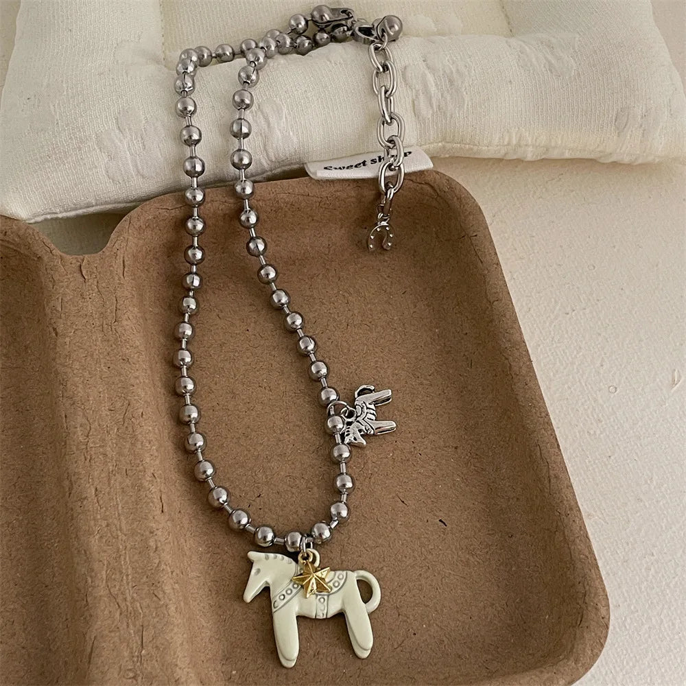 Collar mujer de cuentas plateadas con colgante de caballo esmaltado