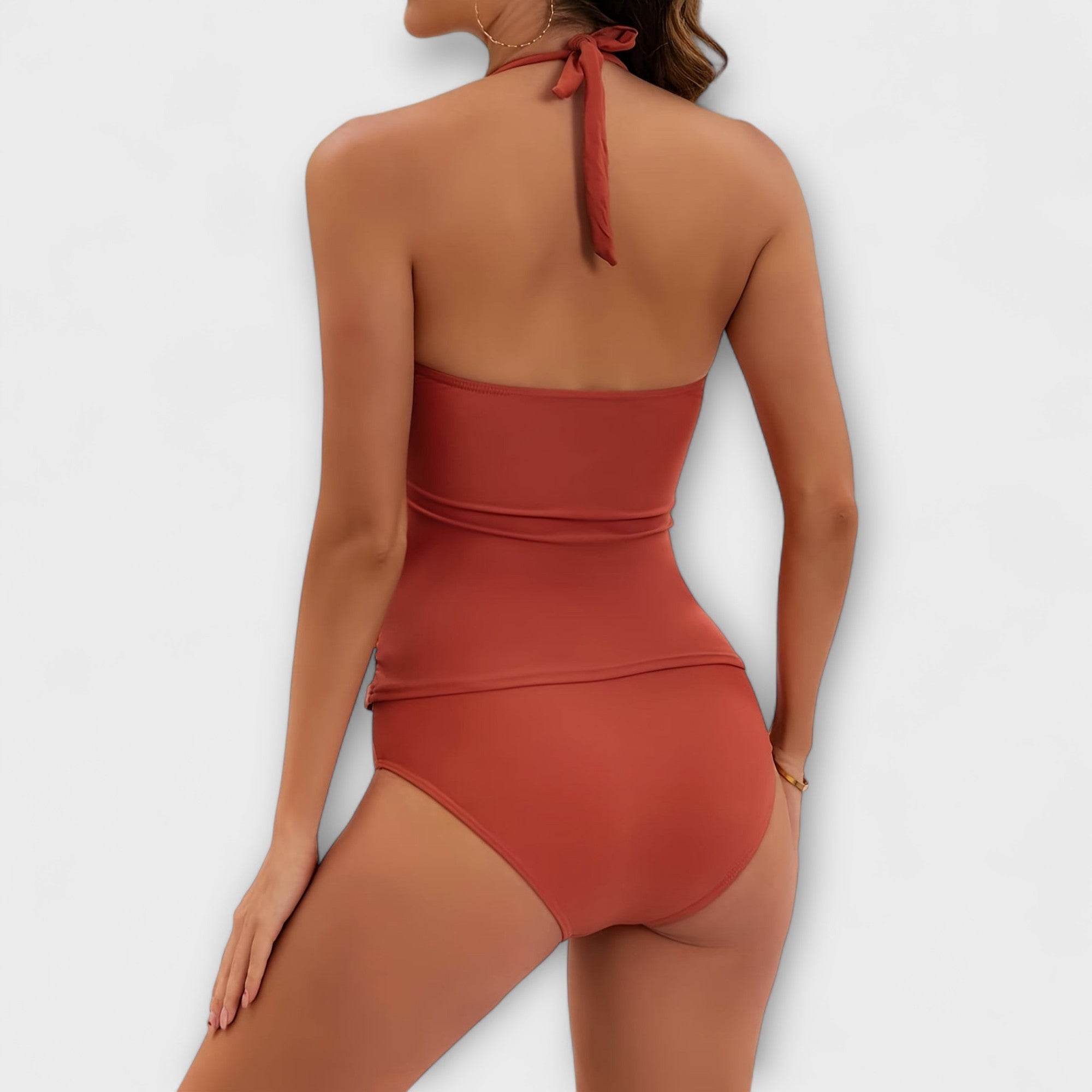 Bañador mujer una pieza halter escote V drapeado lateral detalle dorado elegante