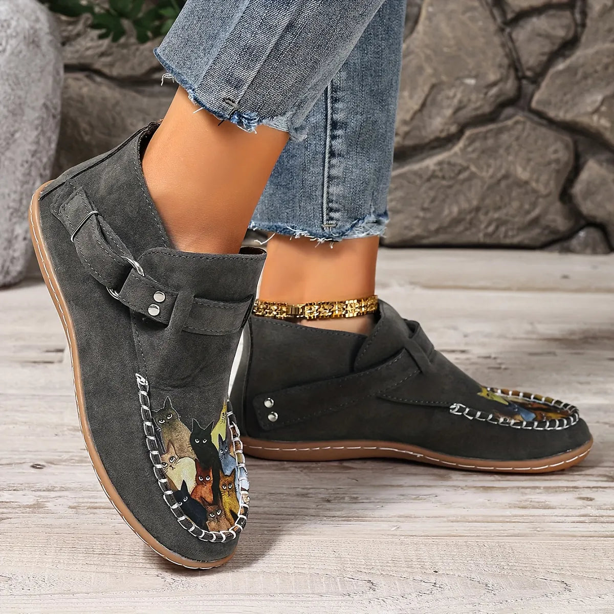 Botines bajos para mujer con estampado de gatos y tira lateral