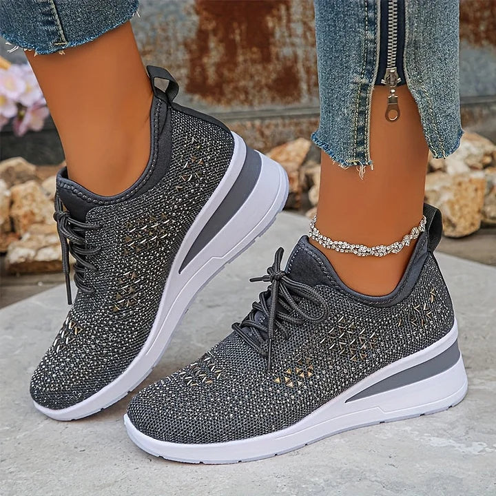 Zapatillas mujer con cuña y detalles brillantes