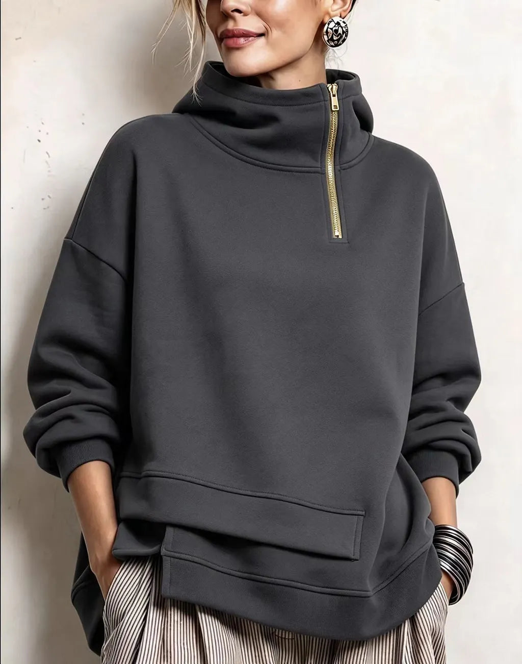 Sudadera oversize para mujer con cuello alto y cremallera asimétrica