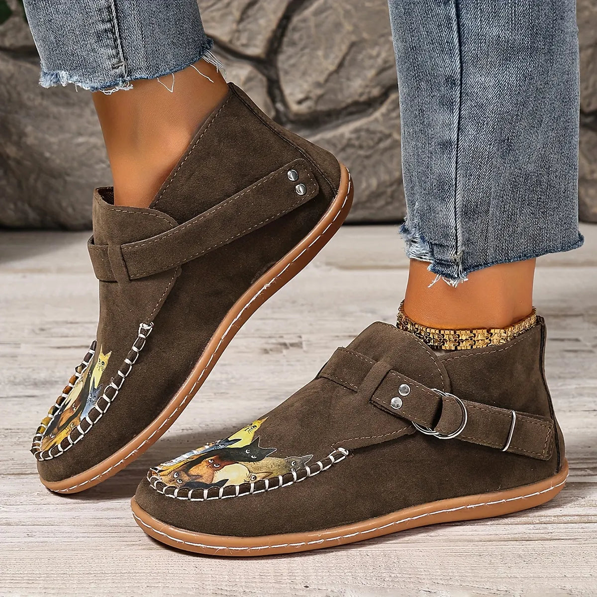 Botines bajos para mujer con estampado de gatos y tira lateral