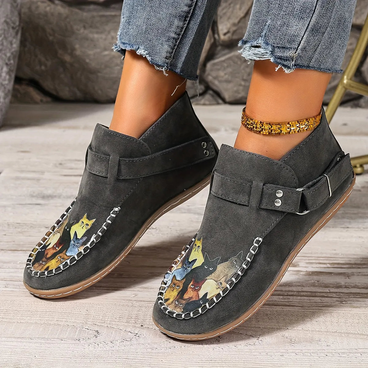 Botines bajos para mujer con estampado de gatos y tira lateral