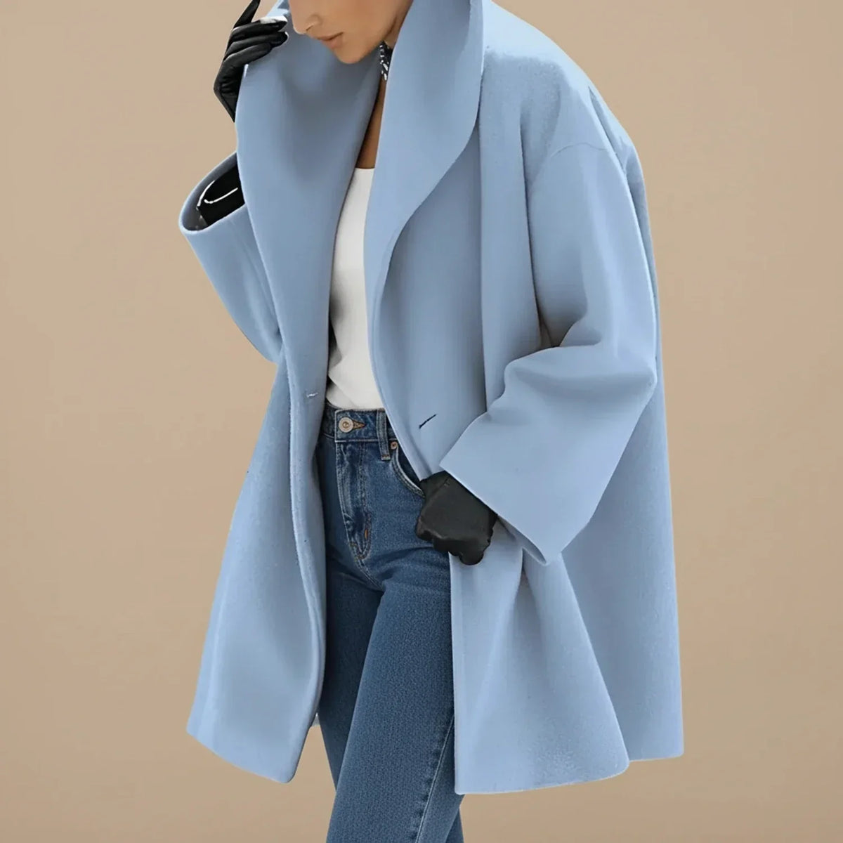 Abrigo de mujer oversize con cuello ancho y corte evasé elegante