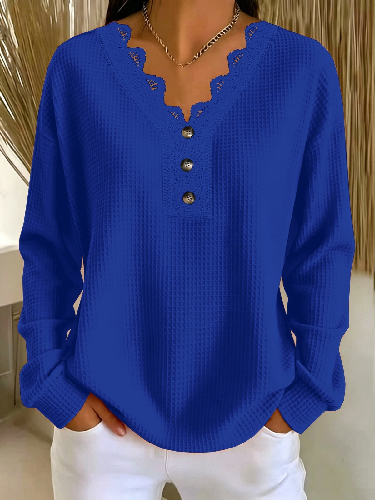 Blusa texturizada para mujer con encaje y botones decorativos