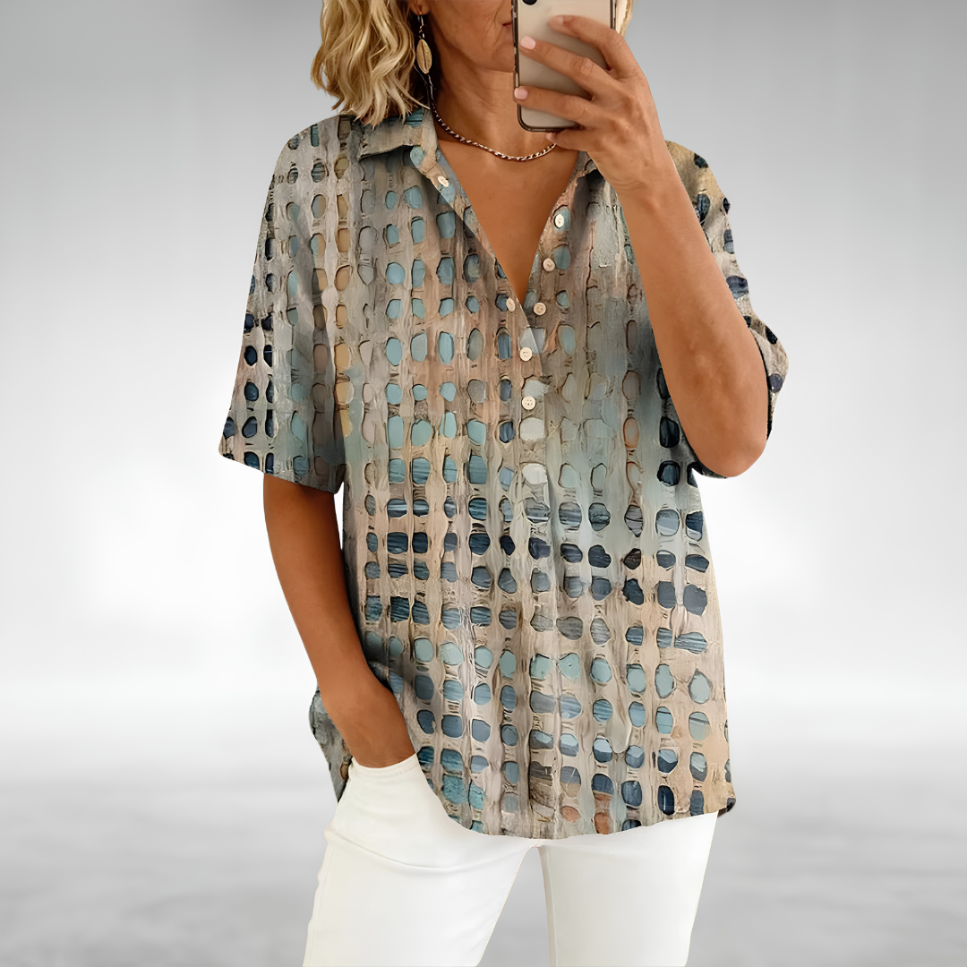 Top de mujer con diseño calado y cuello abotonado