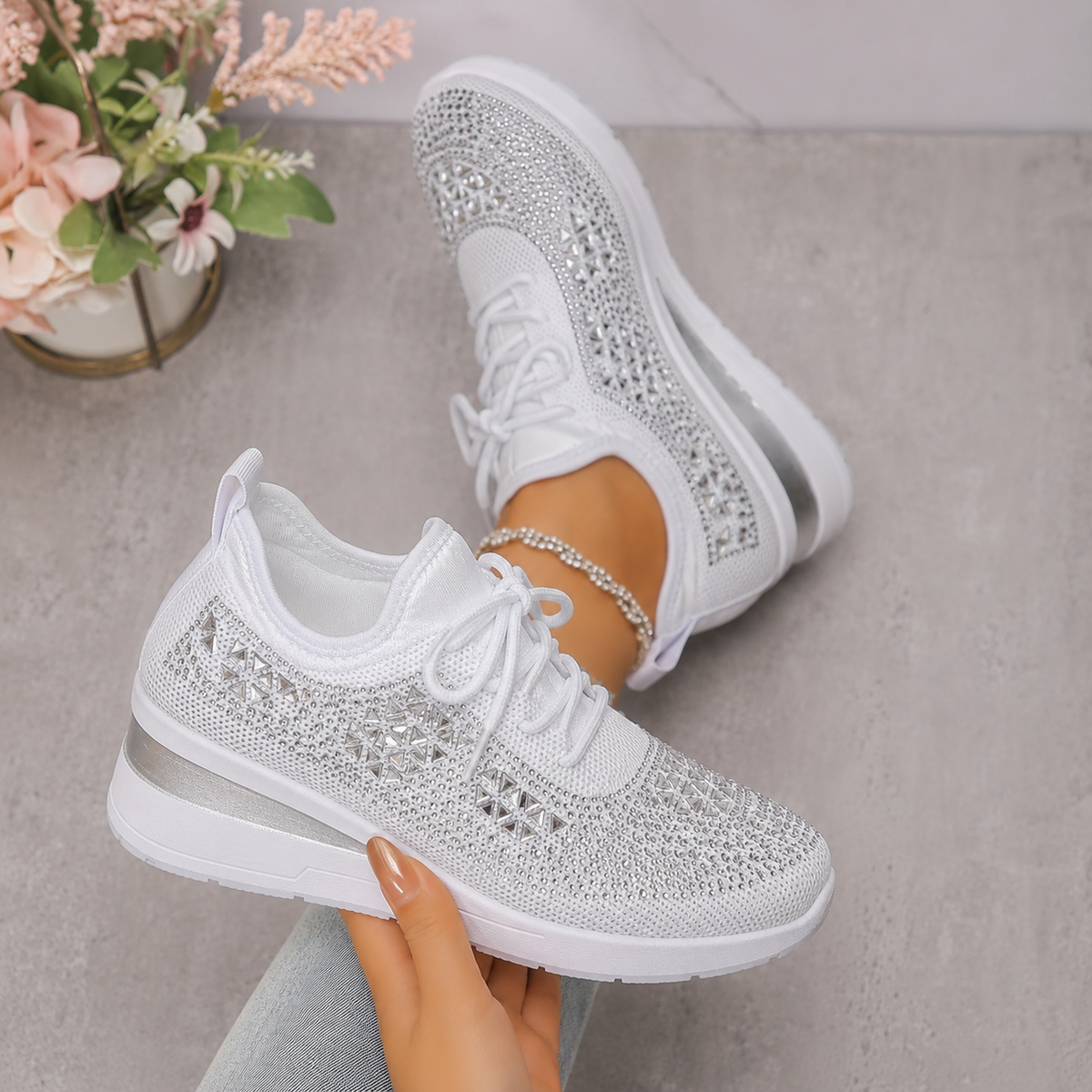 Zapatillas mujer con cuña y detalles brillantes