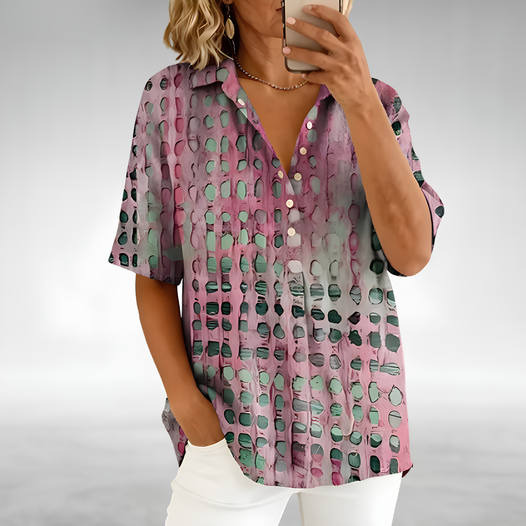 Top de mujer con diseño calado y cuello abotonado