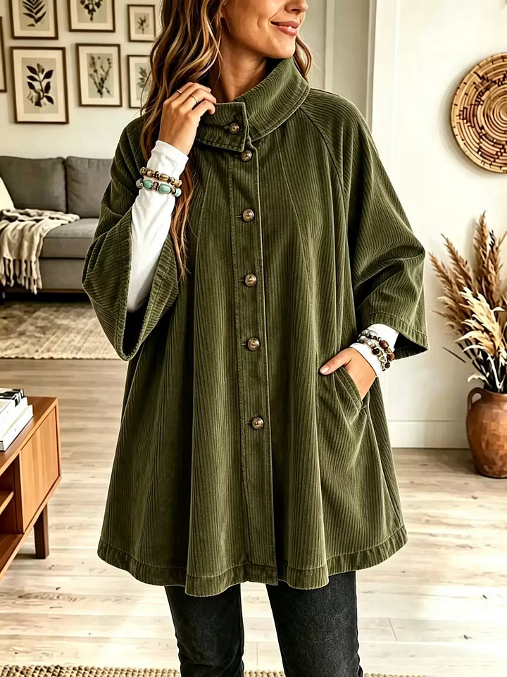 Capa oversize para mujer con cuello alto y cierre de botones
