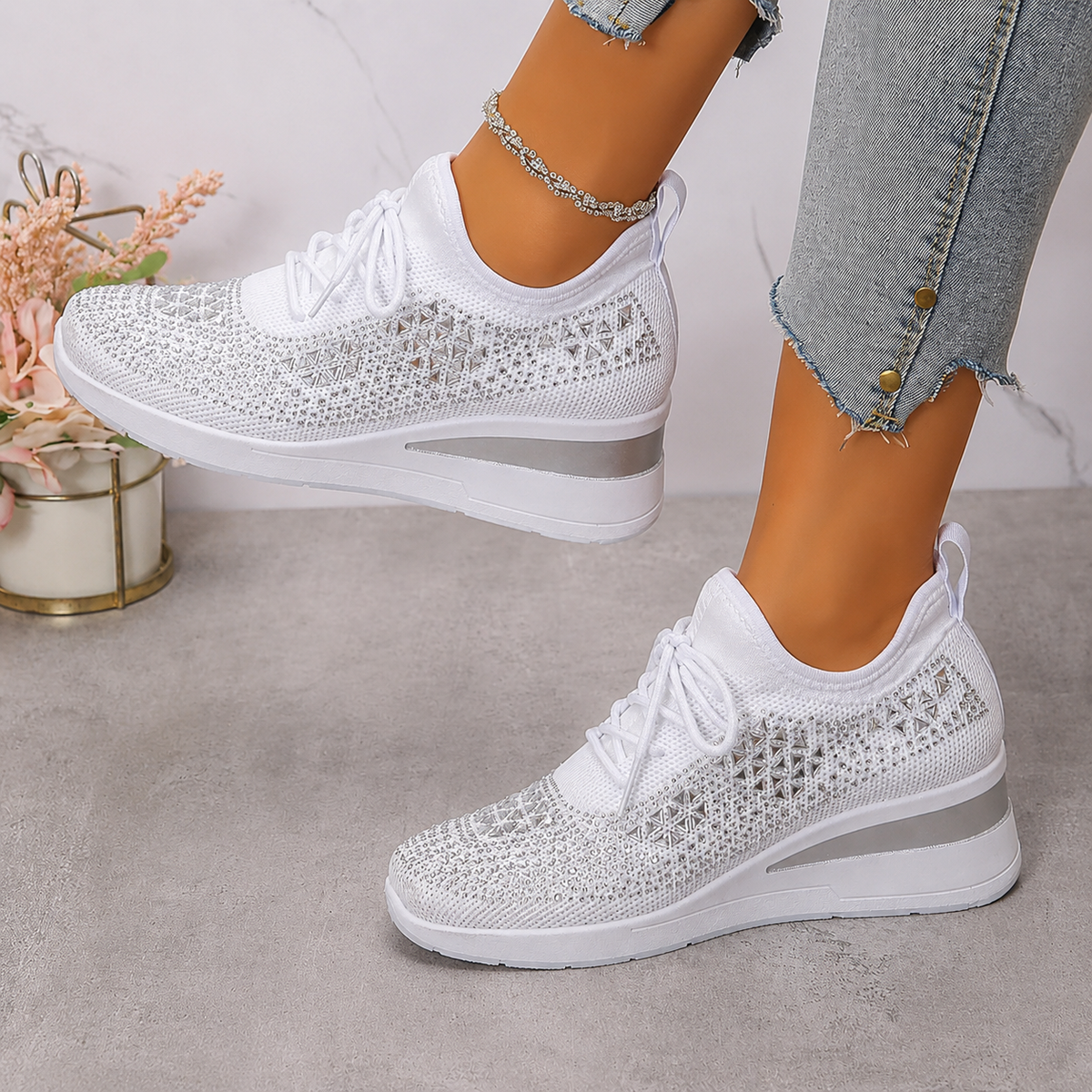 Zapatillas mujer con cuña y detalles brillantes