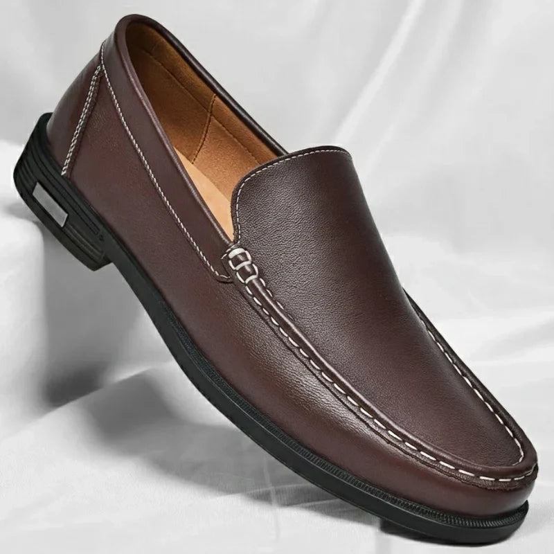 Mocasines de hombre en cuero genuino con costuras contrastantes