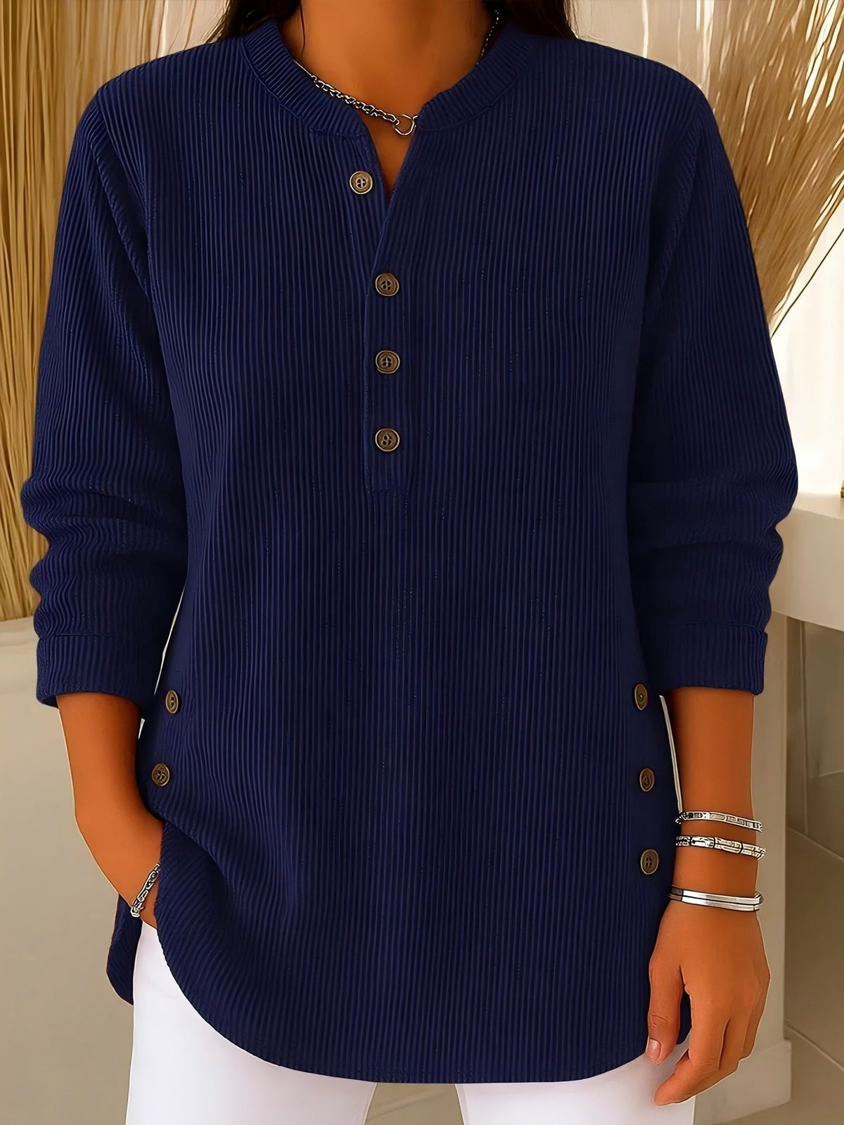 Blusa de mujer con textura acanalada, botones y mangas largas