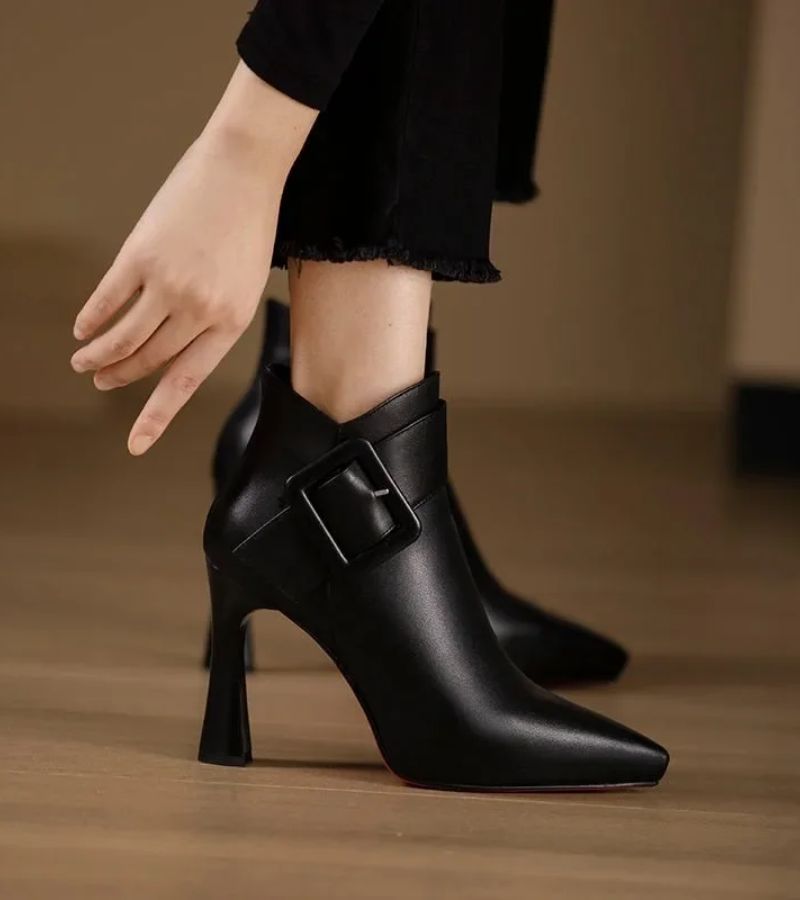 Botines mujer con tacón alto y hebilla grande – estilo elegante moderno